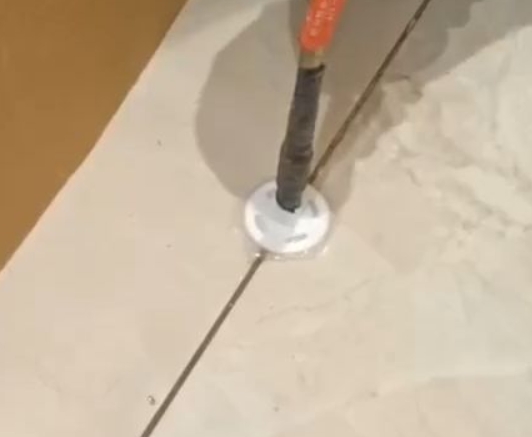 铜山瓷砖空鼓维修公司专业解答瓷砖在铺贴过程中，如果没有涂抹均匀到位的粘结材料（如水泥砂浆或瓷砖胶），可能会导致以下问题